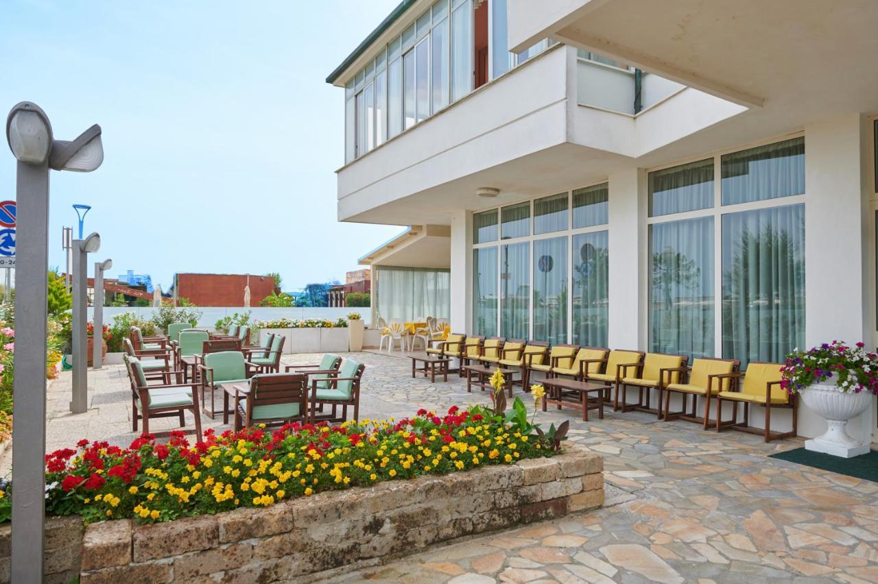 Hotel Caesar Bed And Breakfast Milano Marittima Exteriér fotografie