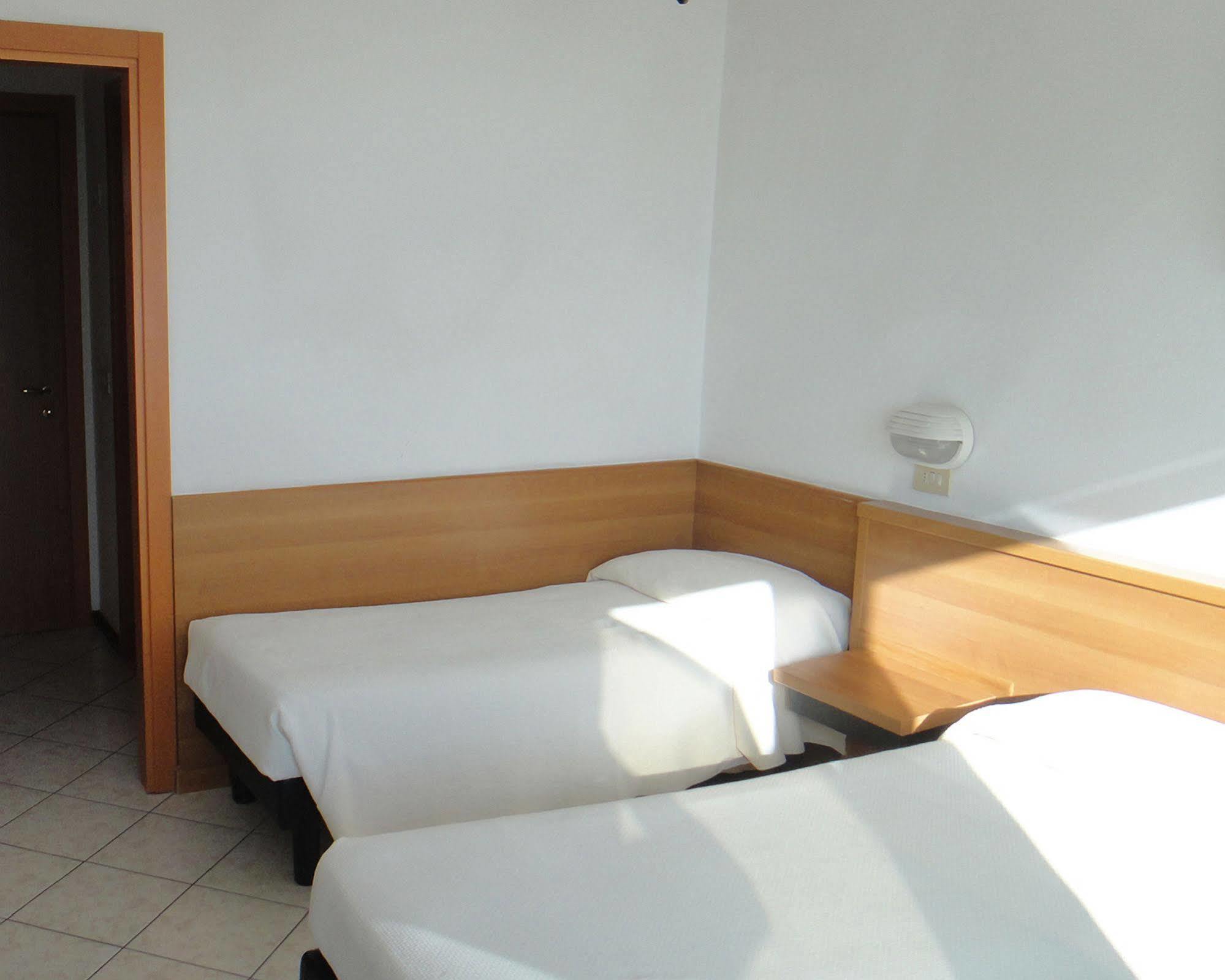 Hotel Caesar Bed And Breakfast Milano Marittima Exteriér fotografie
