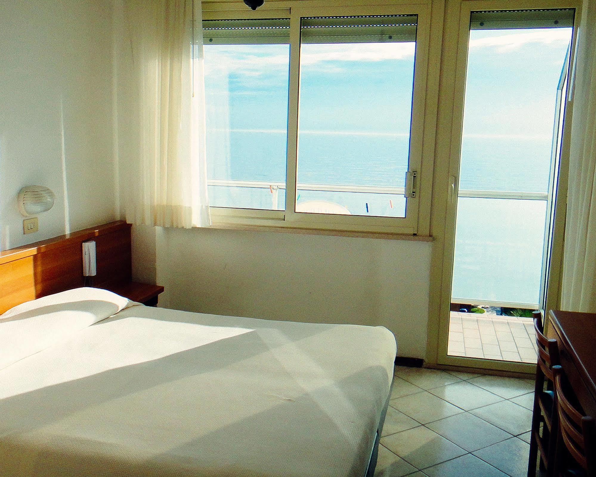 Hotel Caesar Bed And Breakfast Milano Marittima Exteriér fotografie